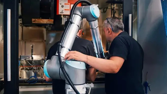 UR UR10 Cobot Robot مع SMC Electric Gripper 3-Finger Type LEHS Collaborative Robot للتعامل مع منصات التحميل