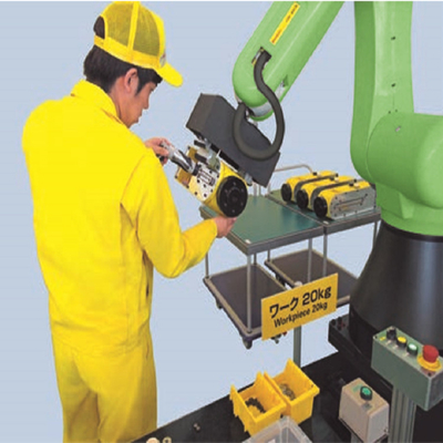 ذراع الروبوت الصيني Fanuc CR-4iA ذو 6 محاور مع مقبض إصبع Onrobot 2 ومنصة مناولة المواد