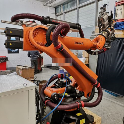 KUKA KR 360 R2830 الذراع الروبوتية الحمولة 360kg مع خط التجميع CNGBS لتجميع المحرك كقطعة ووضع آلة