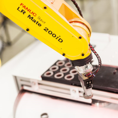 FANUC LR Mate 200iD 6 محور ذراع الروبوت الصناعي مع عقدة CNGBS لتجميع المحرك