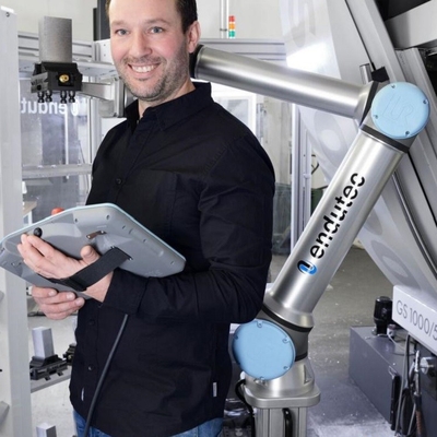 ذراع الروبوت التعاوني UR 10e من 6 Aixs Cobot مع حمولة فائدة 10KG مع غطاء الروبوت لحام