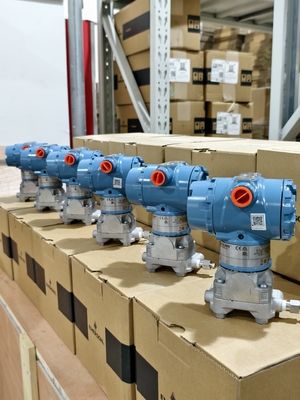 جهاز إرسال ضغط Rosemount 3051 بمدى 137.89 بار مع وحدة طاقة لمدة 10 سنوات