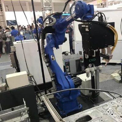 آلة اللحام للروبوت الصناعي Motoman AR1440 مع عمال اللحام ARC الآخرين كروبوت لحام أوتوماتيكي