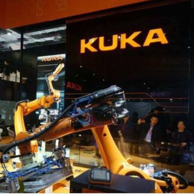 التعامل مع الذراع الروبوتية KR 470 PA مع مناور 5 محاور كروبوت صناعي