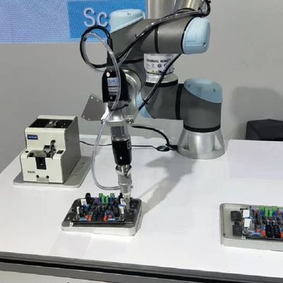 خفيف الوزن Cobot Robot UR 5e مع مناور حمولة 5 كجم كإنسان آلي تعاوني لاختيار ووضع آلة
