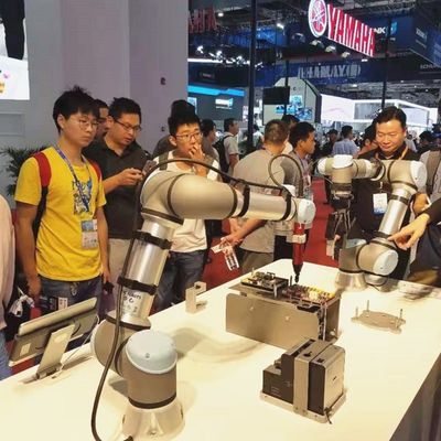 خفيف الوزن Cobot Robot UR 5e مع مناور حمولة 5 كجم كإنسان آلي تعاوني لاختيار ووضع آلة