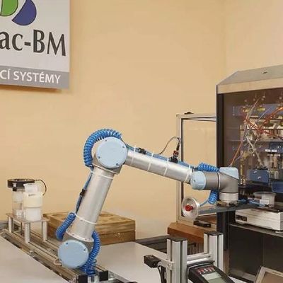 روبوت صغير UR 3e من الروبوت التعاوني مع حمولة 3 كجم ككوبوت لقطع غيار معدات مناولة المواد