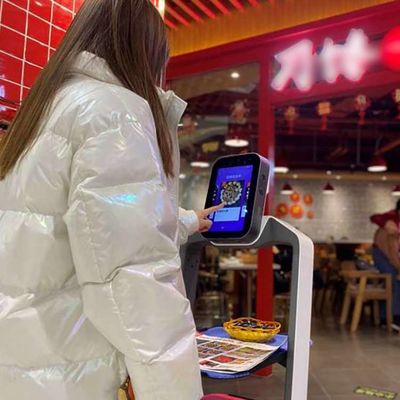 النادل روبوت توصيل الطعام مع روبوت خدمة الذكاء الاصطناعي AI