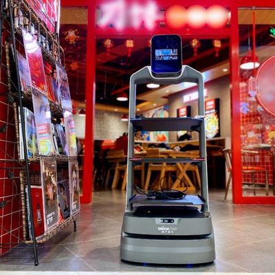 النادل روبوت توصيل الطعام مع روبوت خدمة الذكاء الاصطناعي AI